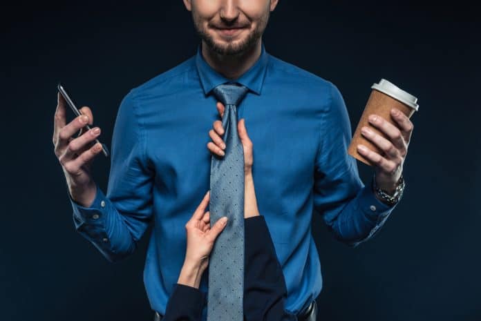 mand-med-mobiltelefon-slips-og-kaffe Mand med mobil, slips og kaffe klar til arbejde